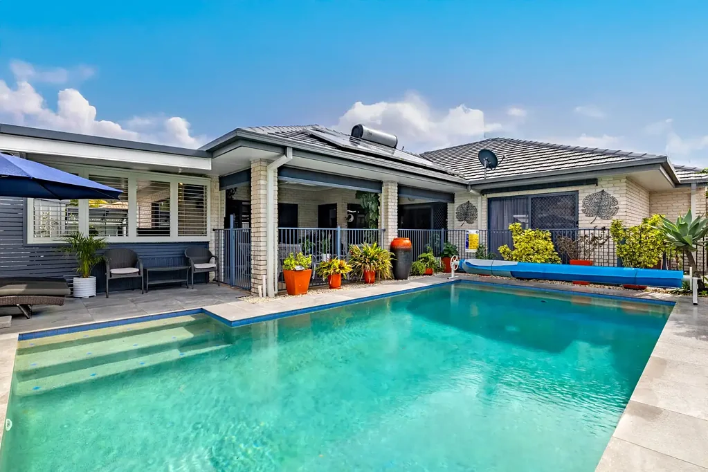 Pelican Waters 5房  Spacious Family Living with Resort-Style Entertaining on a 680m² Block – Selling Now!