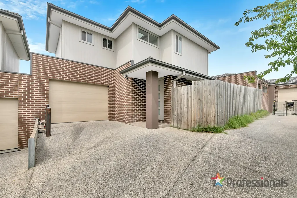 5 MINUTES WALK FROM CRAIGIEBURN PLAZA!