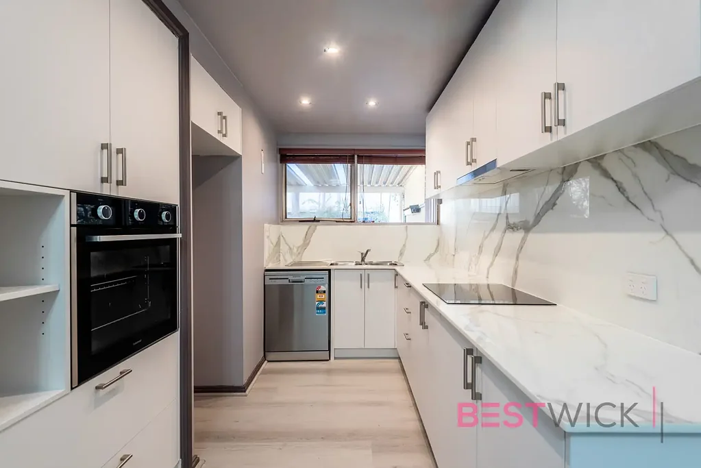 3 Bedroom Town House with brand new kitchen!
