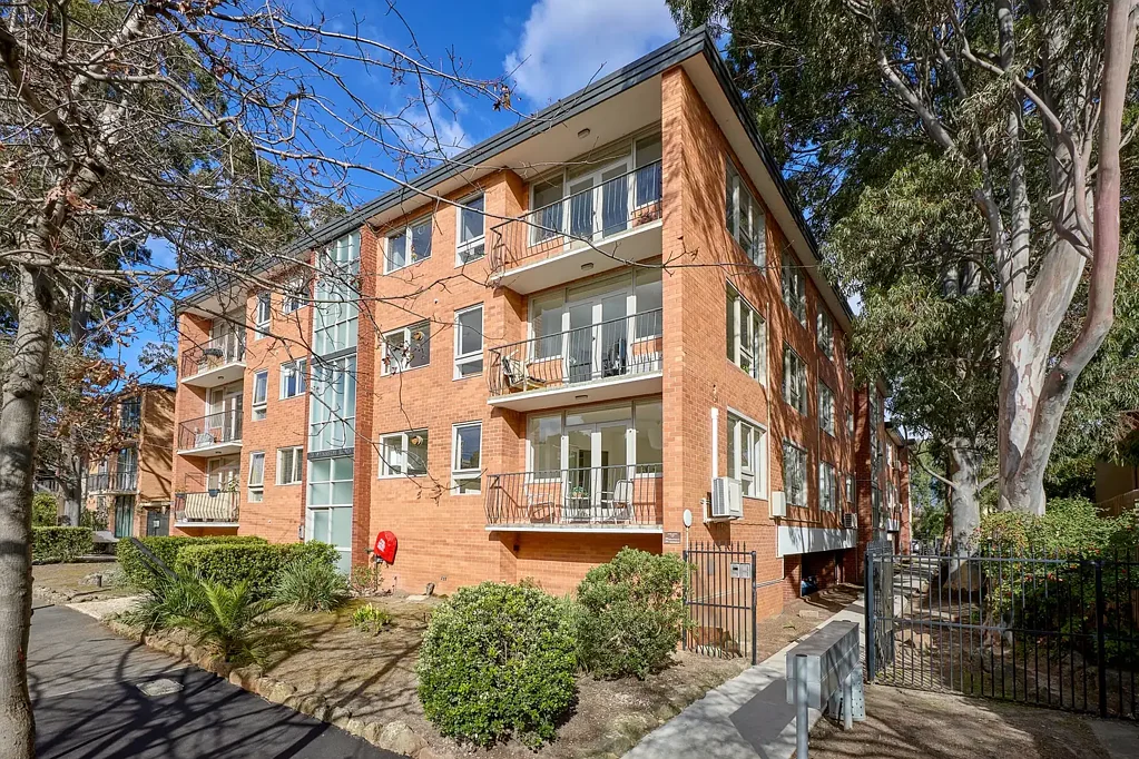 Prahran 2房 三面采光，一套精美公寓 Three-Way Light, One Beautiful Apartment