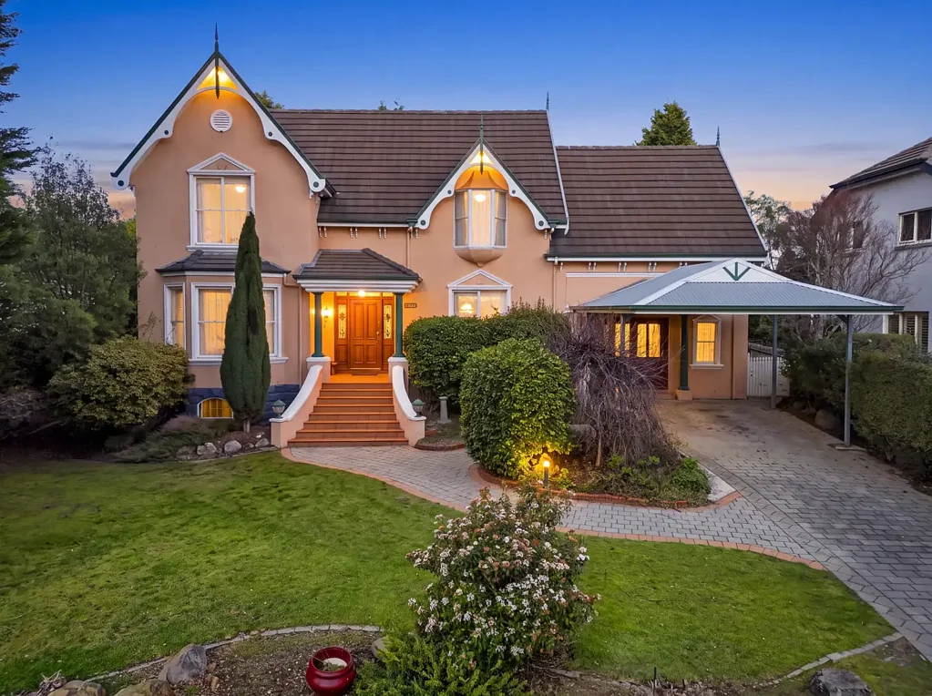 Grindelwald 4Moenga Spacious Family Living on 1711m² block.