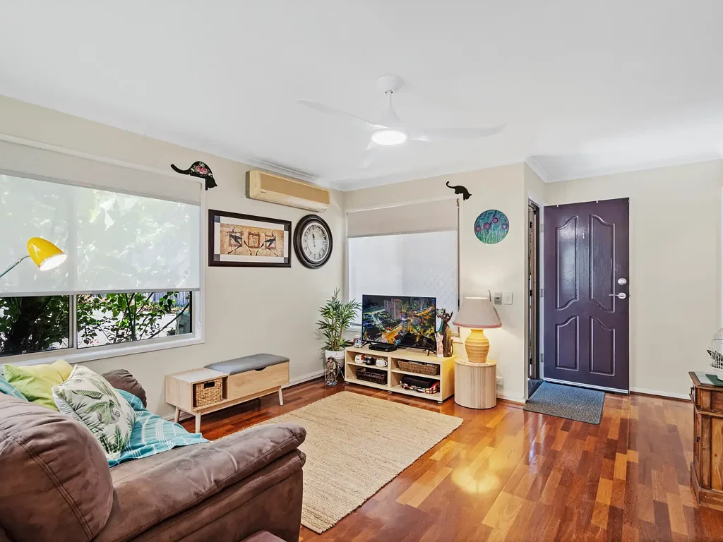 Yeronga 2房 Yeronga蓝筹郊区 朝北卓越采光 两卧超大型带柜 主卧宽敞套间 开放式木地板生活区 更新厨房充足空间 私人铺砌庭院带露台 前端位置仅一面共享墙 带锁车库内部通道 洗衣房空调便利 步行公园咖啡馆车站 Oversized Two Bedroom Townhouse