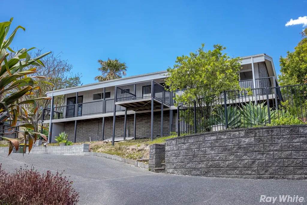 3 BEDROOM HOME WITH BEAUFITUL VIEWS!!