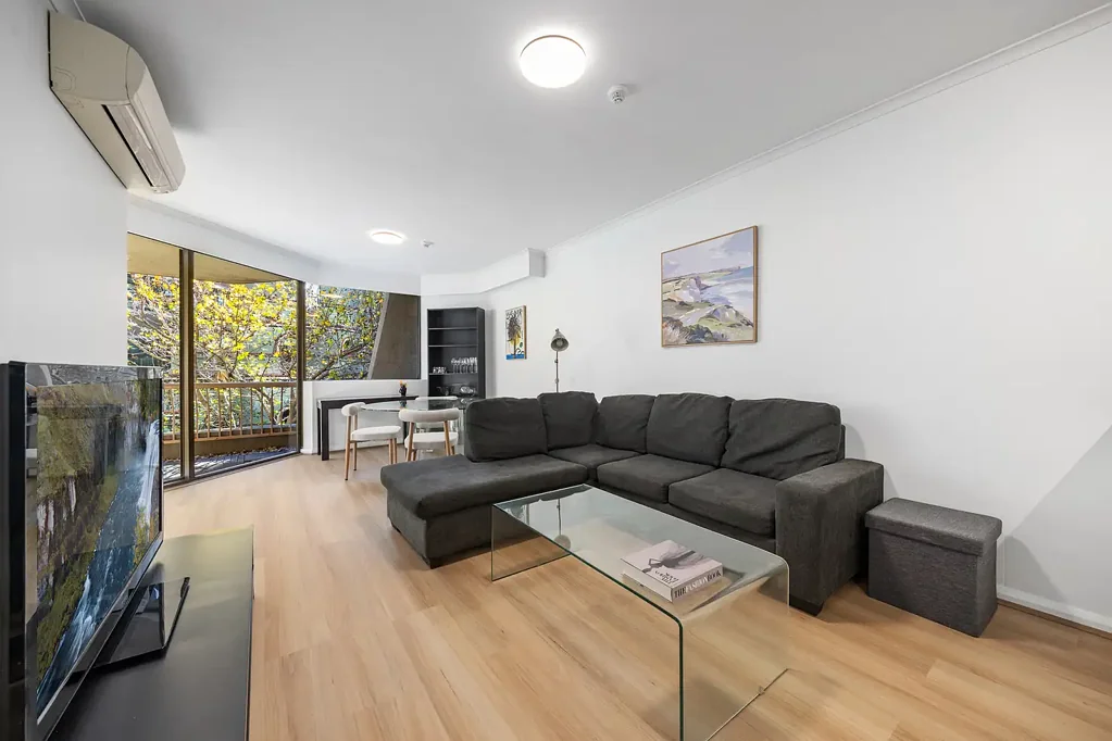 FURNISHED ONE BED IN SAVOY - RECENTLY RENOVATED