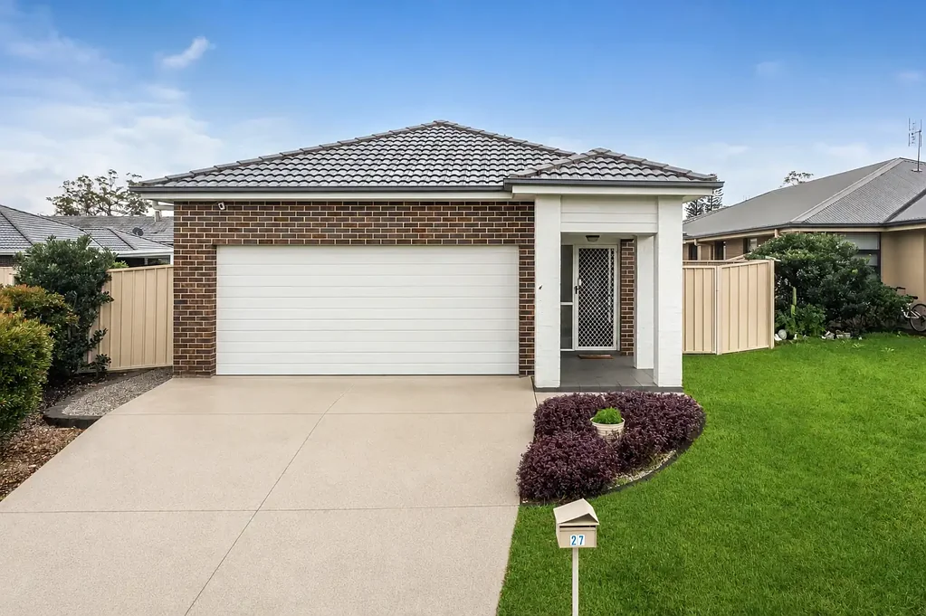 Summerland Point 4Phòng ngủ Opportunity Awaits in the Heart of Summerland Point