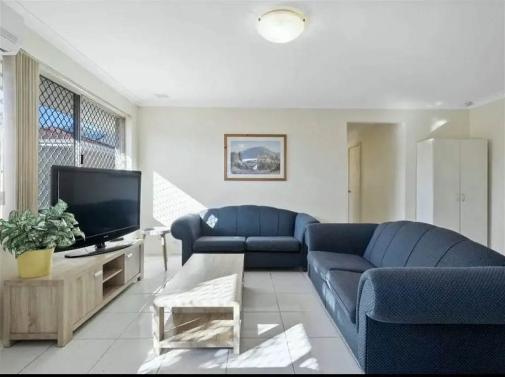 St James 5房  Attention Positive Cashflow Investors! Dream Investment property 7km from city , 1km Uni & TAFE