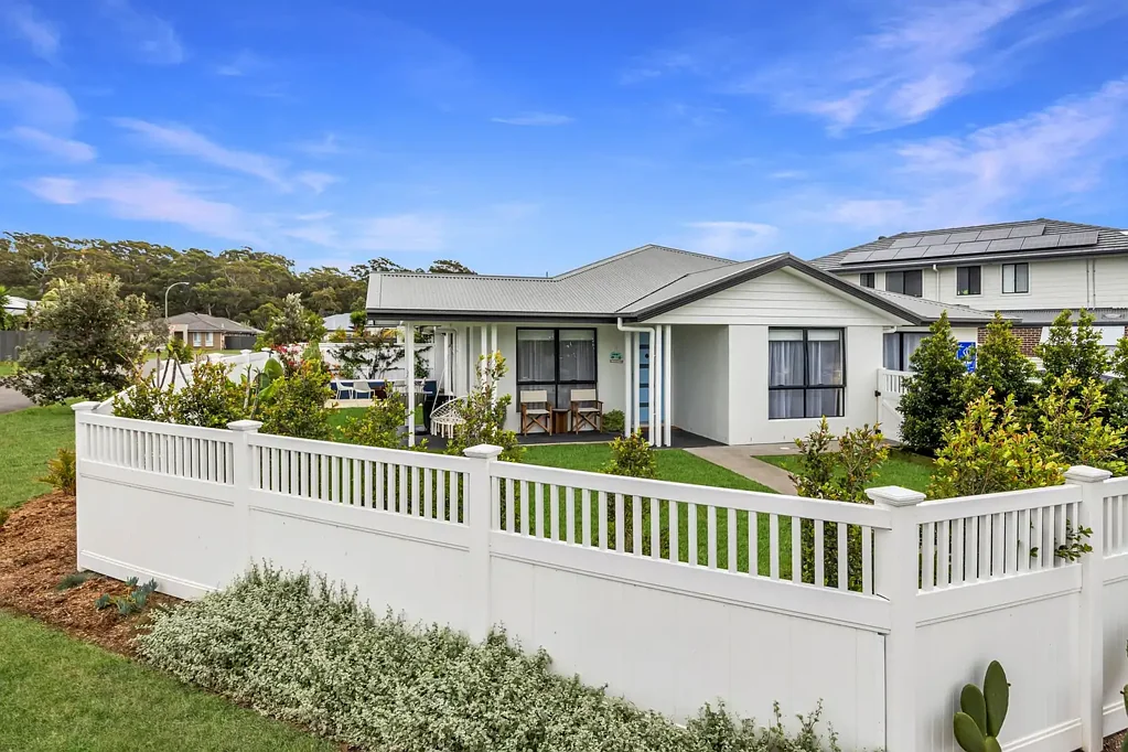 Fern Bay 3कमरा Five-Year-Old Torrens Title Villa Offering Coastal Freedom