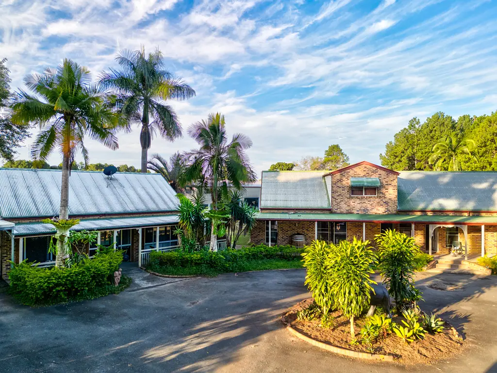 Glass House Mountains 6 Bedroom Large home, self contained granny flat, in-ground pool, huge sheds,