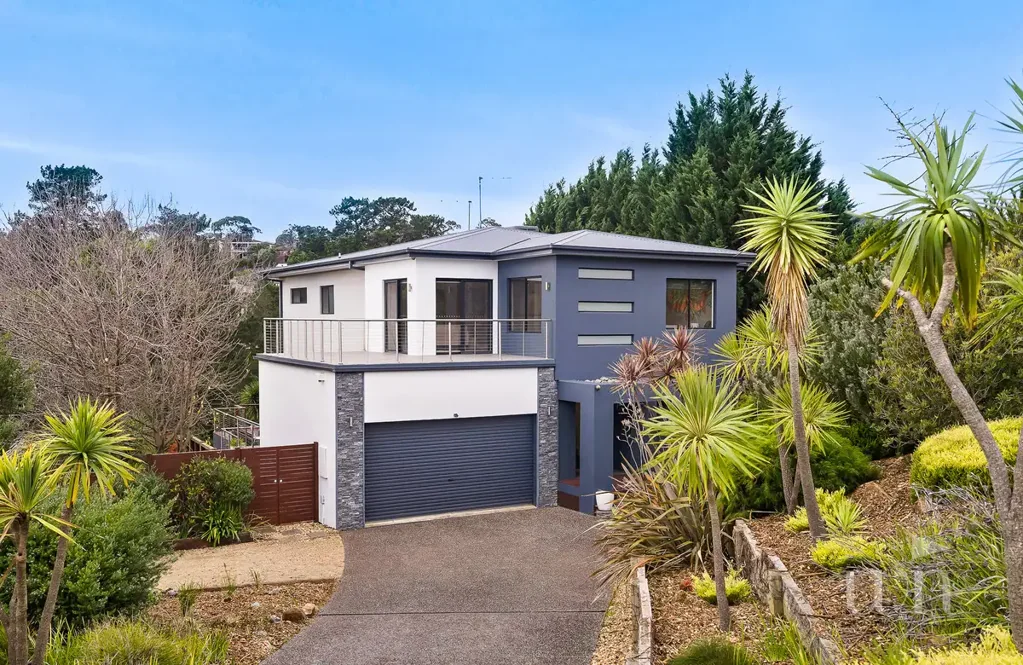 Mount Martha 4房 Port Phillip Bay壮丽景色 1895sqm阔地 三个宽敞起居区 豪华主套房 私人阳台 海滨生活方式 距离村庄海滩仅几分钟 Contemporary Coastal Elegance