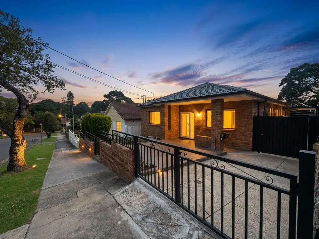 Turrella 5બેડરૂમ Beautiful Family Home with Self-Contained Studio in Convenient Turrella Location