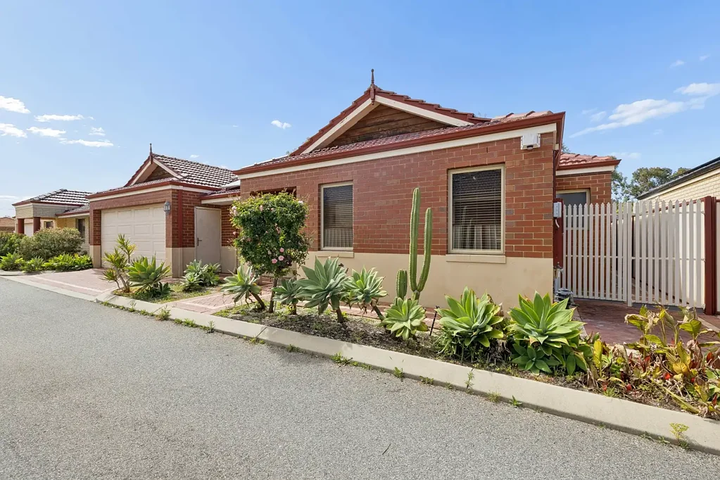 Beckenham 3ਬੈੱਡਰੂਮ Secure, Low-Maintenance Living with Exceptionally Affordable Strata Fees!