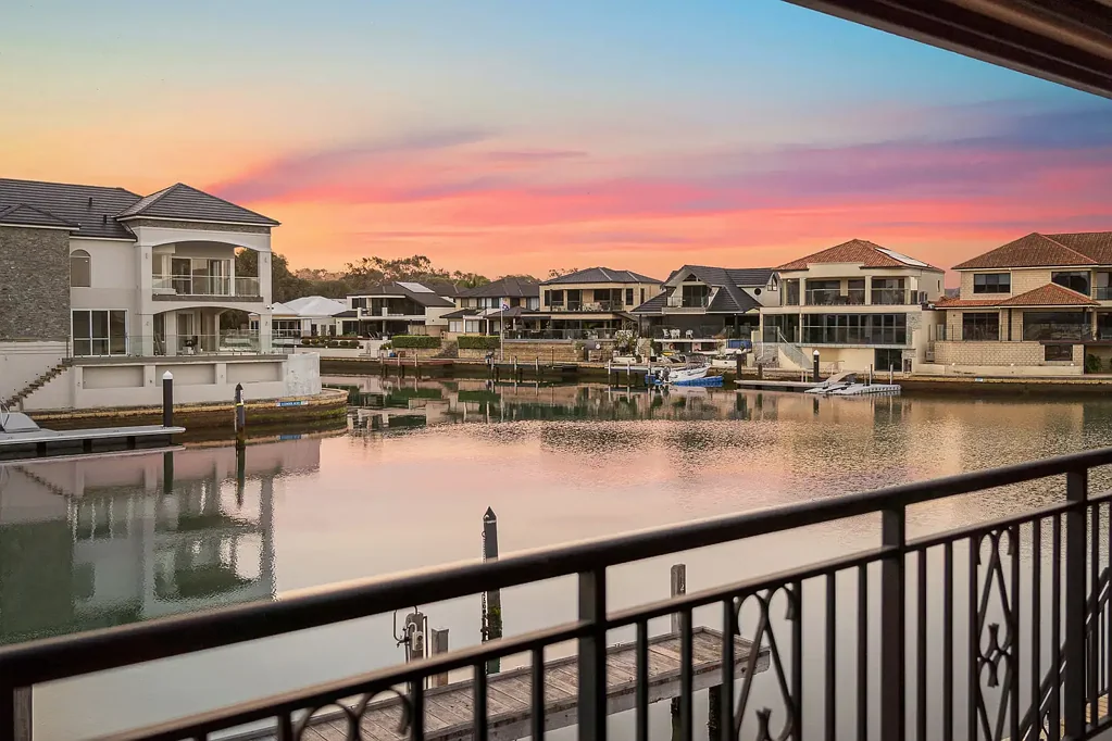 Halls Head 4બેડરૂમ Luxury Canalside Entertainer with Panoramic Waterfront Views