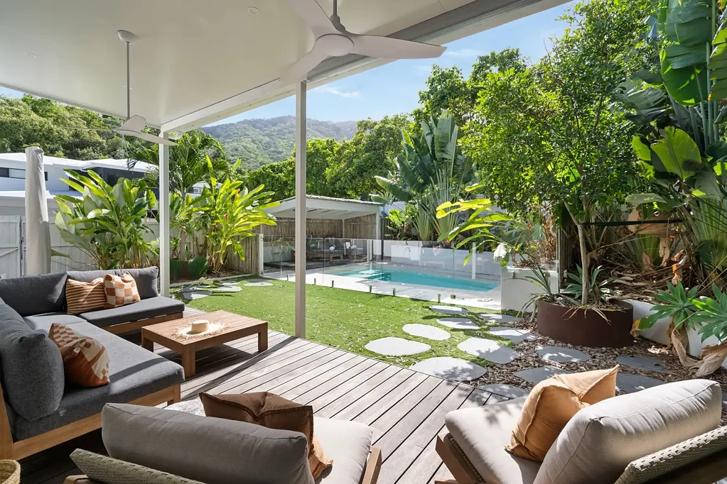 Palm Cove 3chambre Modern coastal luxury with resort-style private pool.