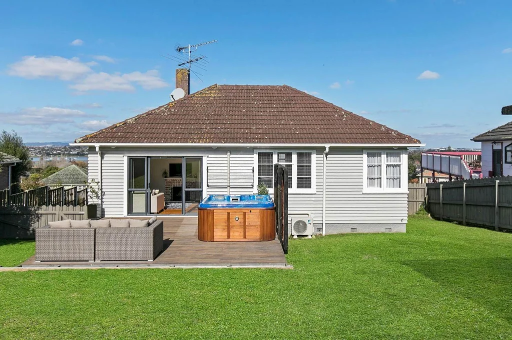 Charming Panmure Haven: Sun-Soaked Decks, Spa ...