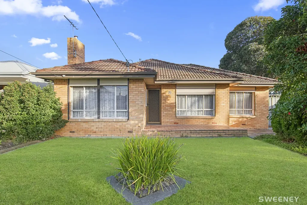 Altona North 3房 街角地块 双面临街 三卧实用 宽敞车库 现代化机遇 内西生活 便捷交通 家园绿意 Corner Opportunity with Endless Potential