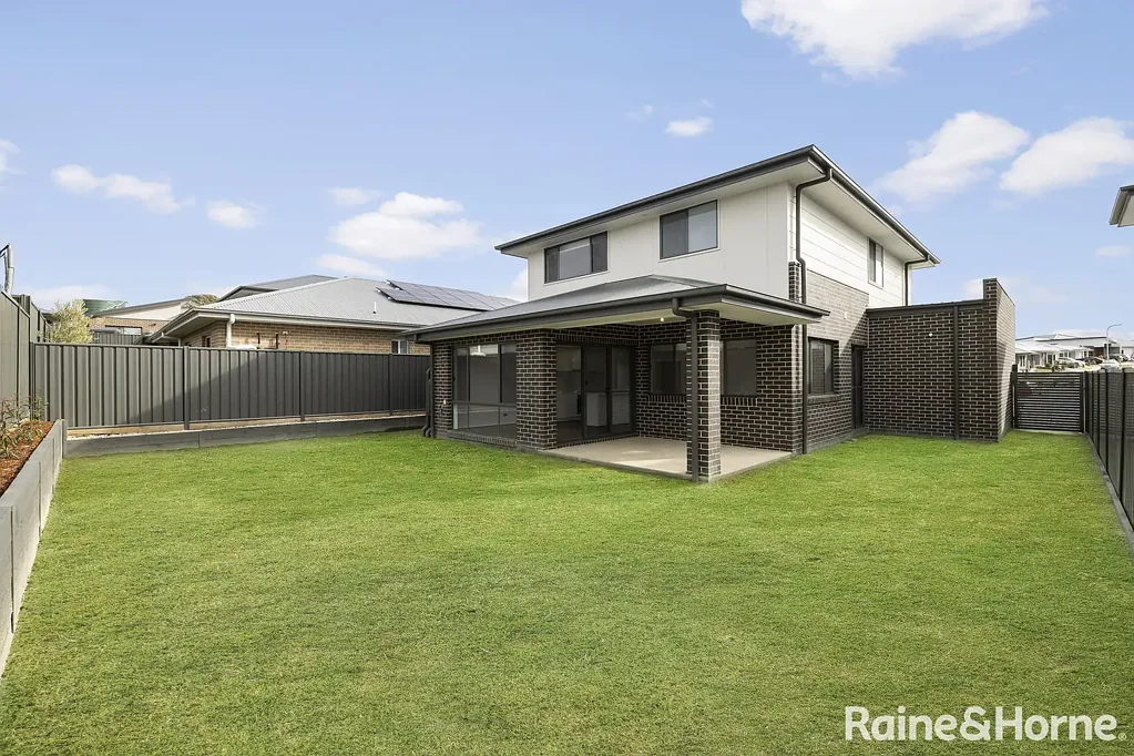 Googong 4 Bedroom Beautiful brand new Family home, available now.