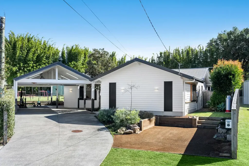 Thornlands 4房 必看的设计风格翻新住宅。 An architectural-style renovation that must be seen.