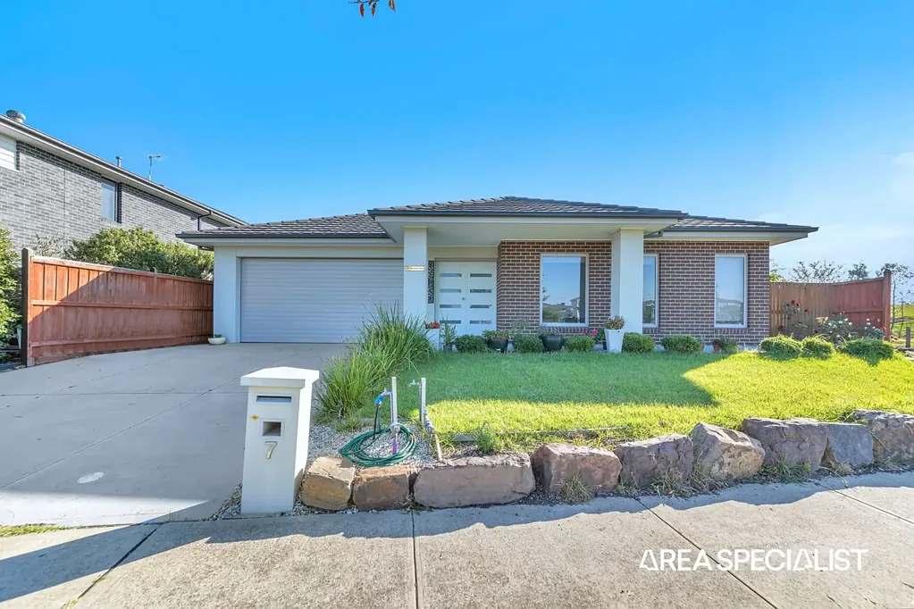 Beautifully Designed Family Home Offering Comfort & Convenience!