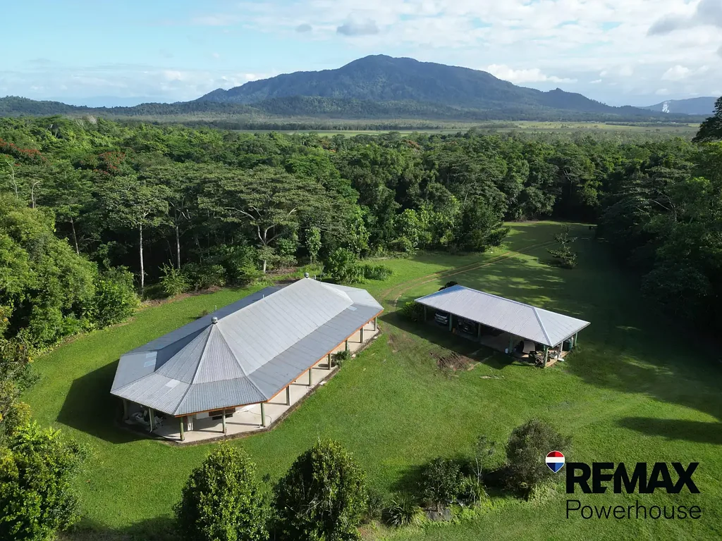 East Feluga 5 Slaapkamer 2 Homes, 2 sheds and a creek