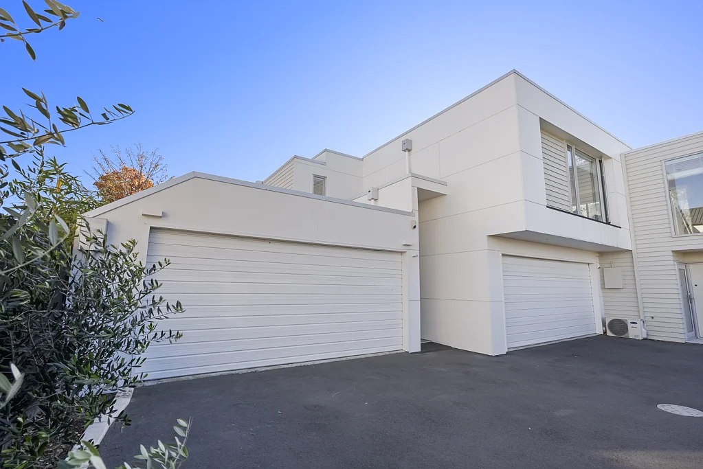Saint Albans 2部屋 Rare Offering: Oversized Townhouse - Double Garage