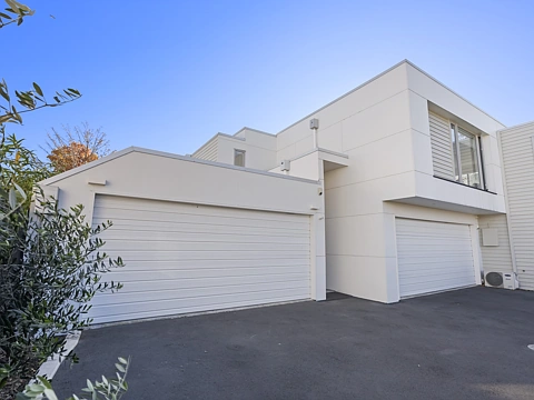 Saint Albans 2房  Rare Offering: Oversized Townhouse - Double Garage