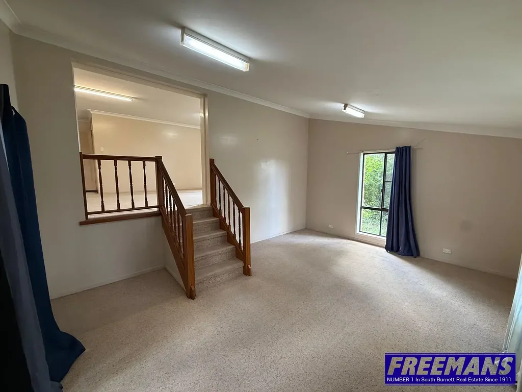 Nanango 3房 高地砖木住宅 814平米宽地 两厅设计 主卧带柜 独立浴缸 朝北露台 双车位棚屋 近学校医院 Roomy Brick With Multiple Living Areas