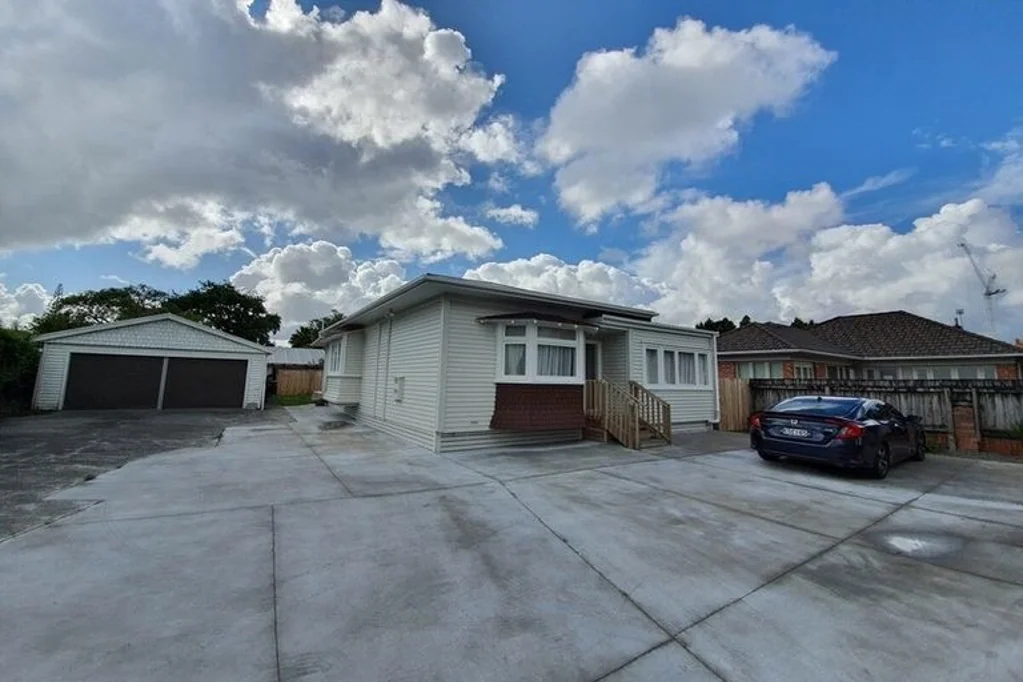 Here's a lovely house with great settings in Henderson.