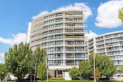 Lyneham 1chambre Fresh Interiors. New Carpet Underfoot. Accessible & Low-Maintenance. Green, Leaf