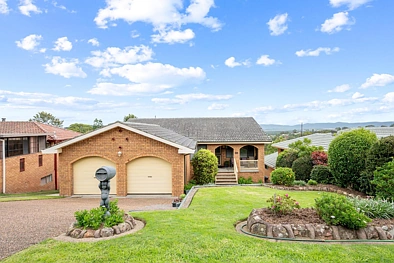 Glendale 3 Slaapkamer Elevated Family Home with Panoramic Lake Views and Endless Potential