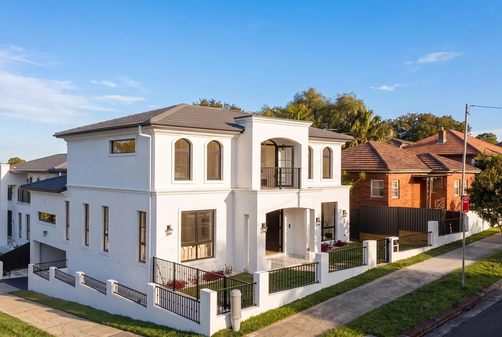 Mortdale 5房 黄金角落地段全新设计师家庭住宅 Brand New Designer Family Home on a Prime Corner Block