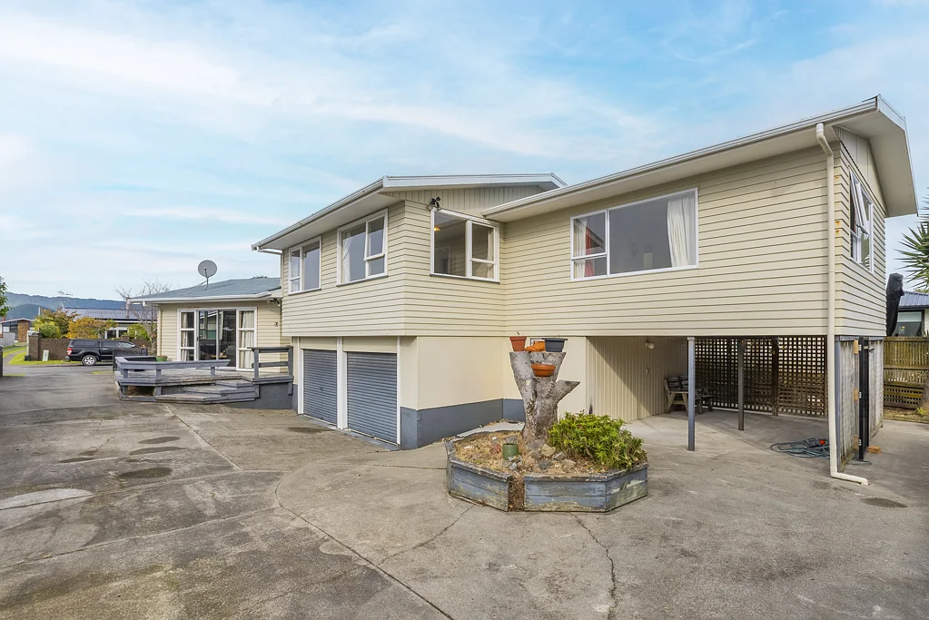 Paraparaumu Beach 4 Bedroom Big Home. Big Potential. Must Sell!