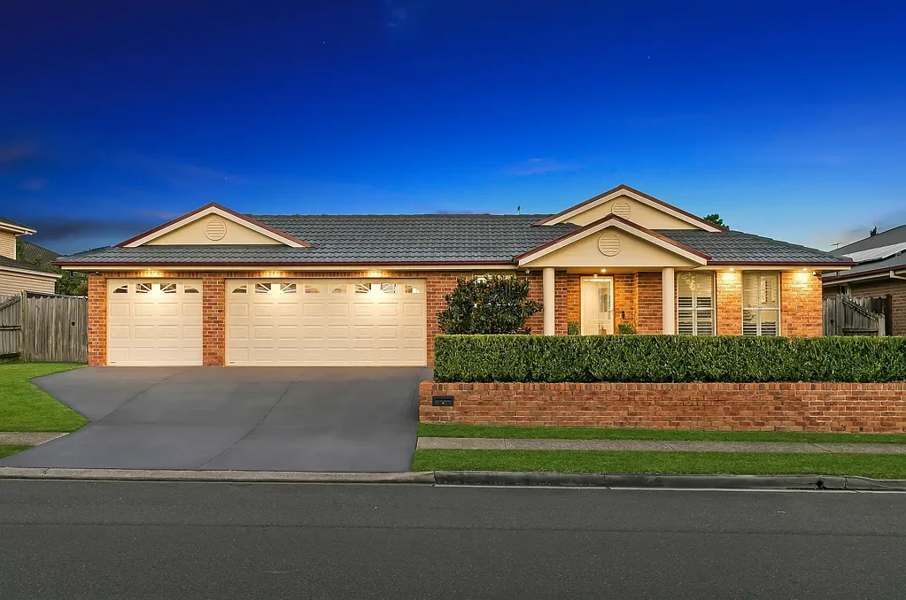 Rouse Hill 4房 宽敞644m²地块 临街宽面 精美翻新 多功能布局 多个生活区 精美木地板 优雅全翻新厨房 石材台面岛屿 高端电器 私密卧室区 主套房带步入式衣帽间 加热地下泳池 全年娱乐区 三车位车库 便捷公交站点 Family Retreat Offering Resort-Style Living with Designer Finishes