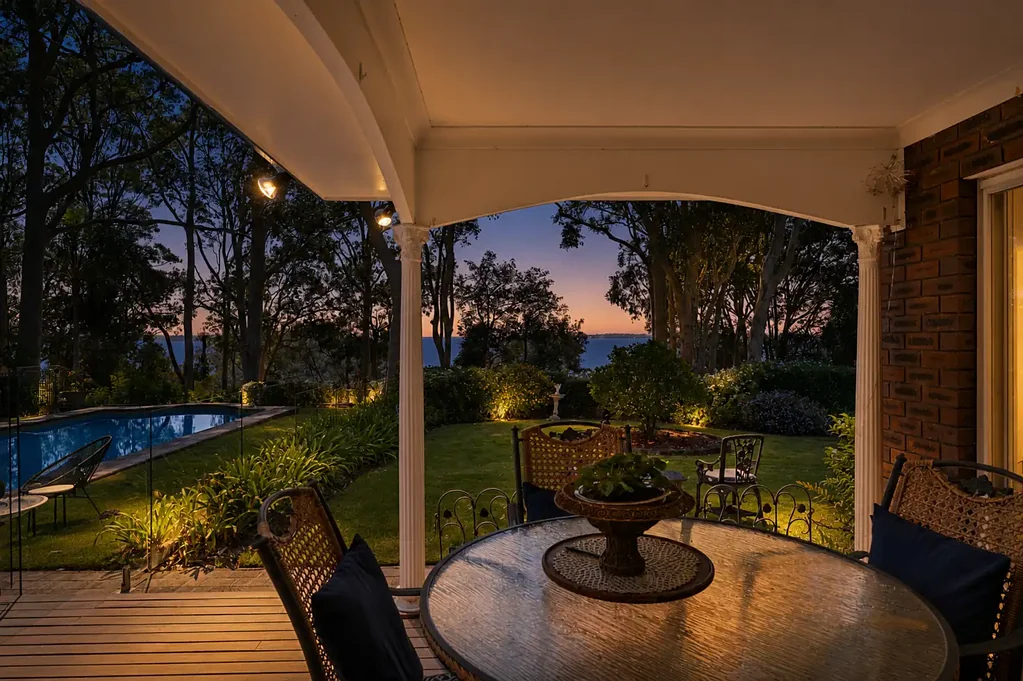Berkeley Vale 4 Slaapkamer Ultimate Acreage Alternative - Views, Space, Potential, Comfort & Convenience - 1st Time Offered in 40 Years