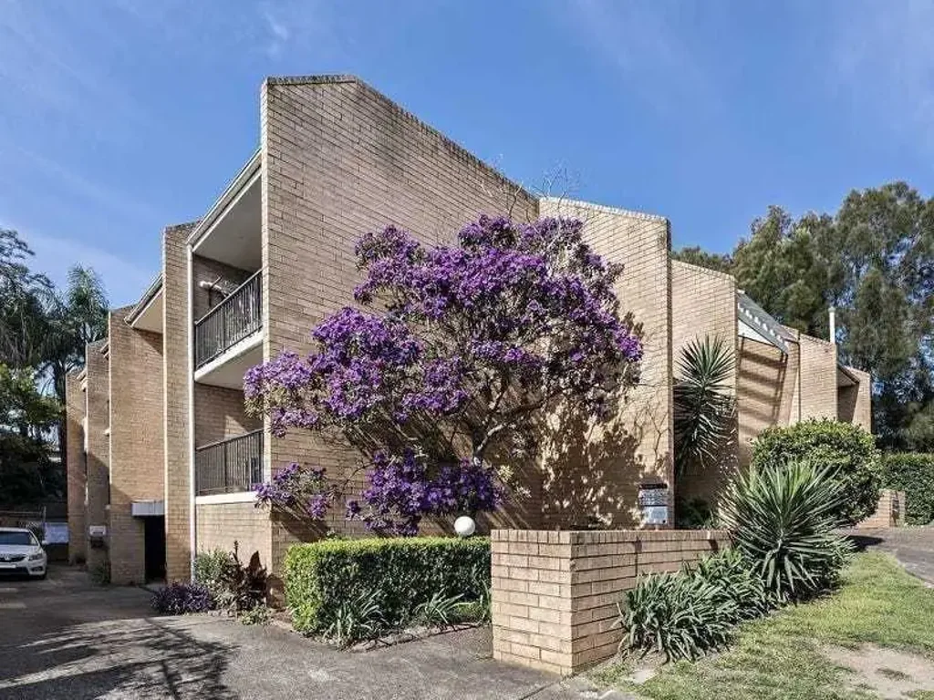 Refreshed courtyard apartment in convenient locale