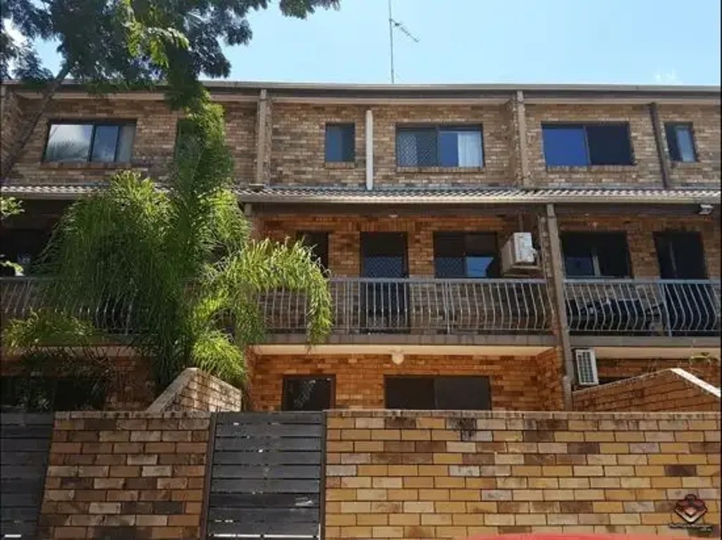 This apartment is brilliantly positioned and offers New Farm living at its best!