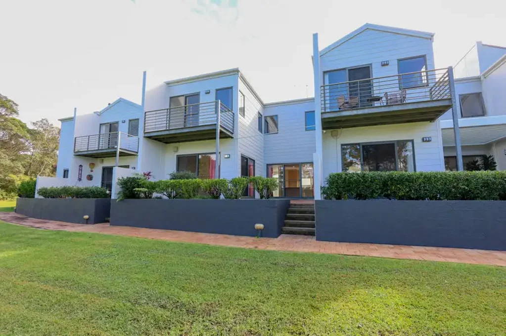 THREE BEDROOM TOWNHOUSE IN PRESTIGE BEACHSIDE COMPLEX