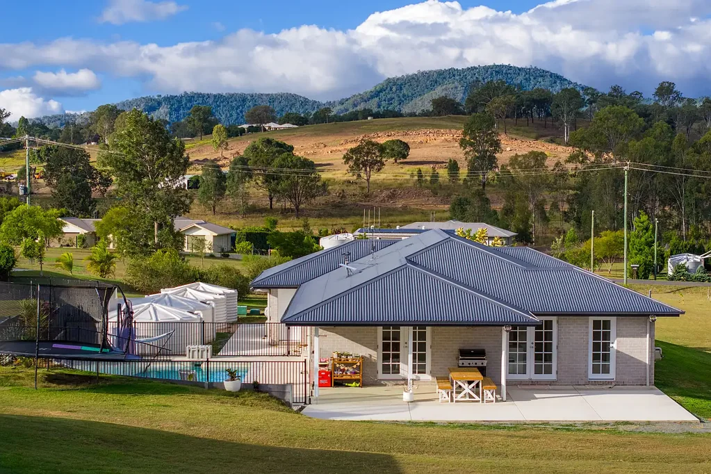 Woolooga 4房  Escape to the Country Without Compromising on Style