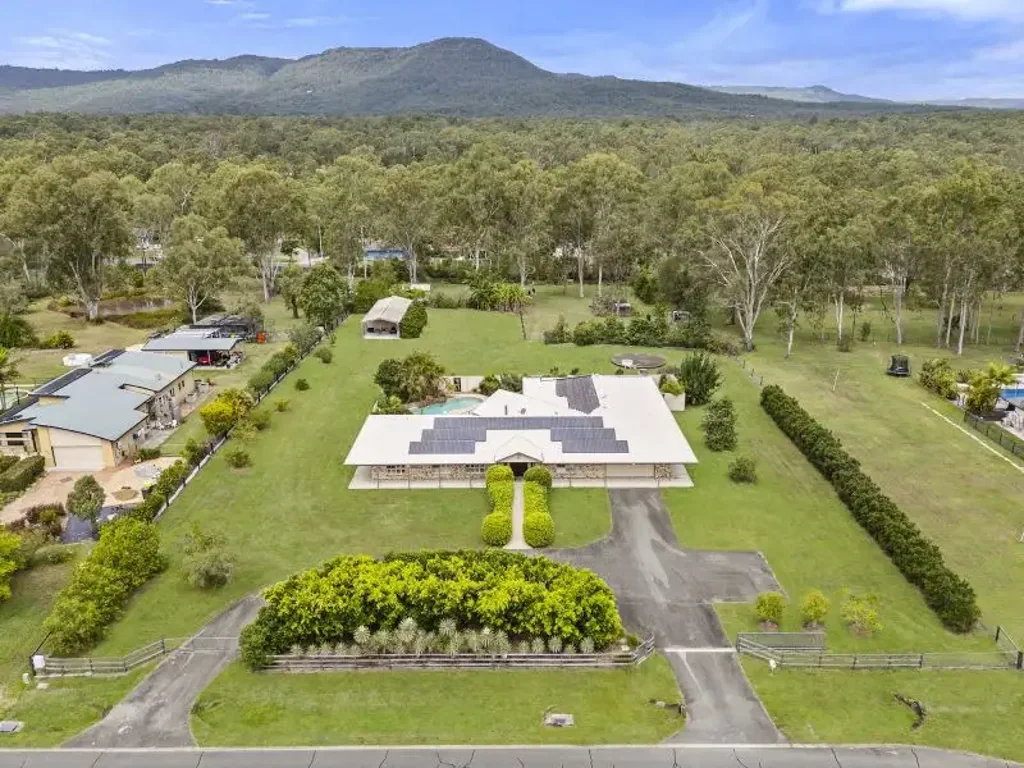 Tamborine 6غرفة نوم This is a HUGE home! almost 2.5 acres - 6 bed, 3 bath, 6 car