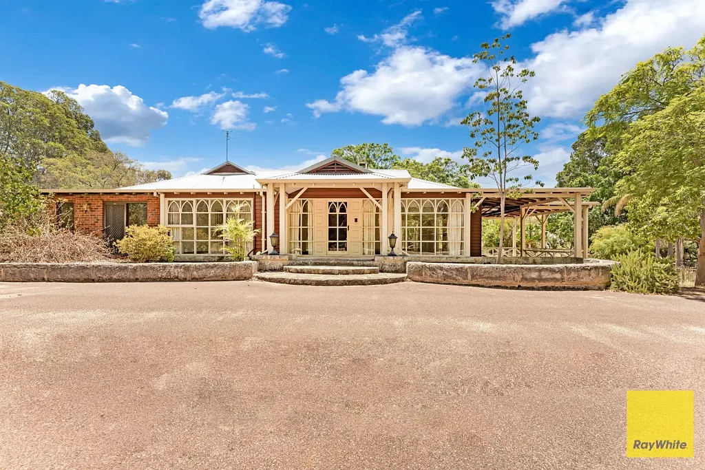 5 BEDROOM LIFESTYLE PROPERTY!!