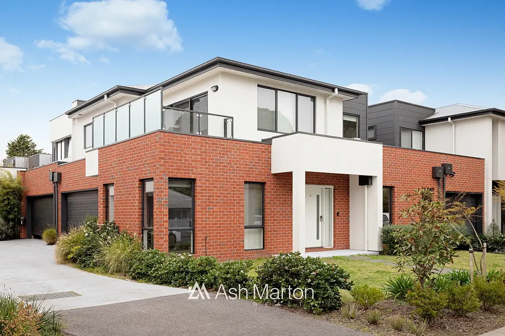 Modern Elegance and Convenience in the Heart of Mentone