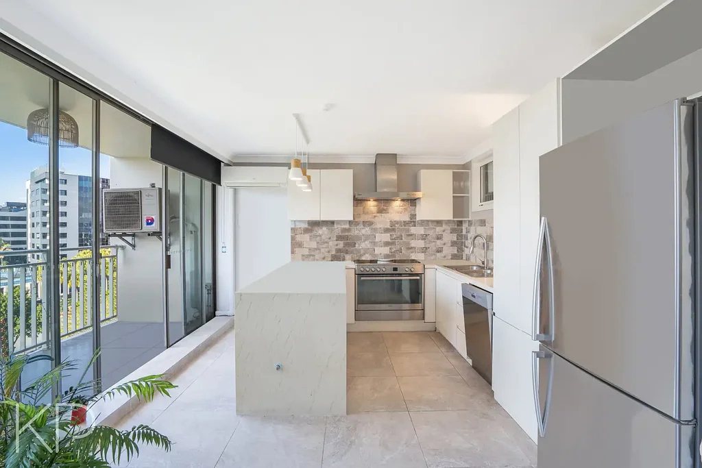 Surfers Paradise 2 Bedroom Light-Filled 2-Bedroom Apartment Just Steps from the Beach