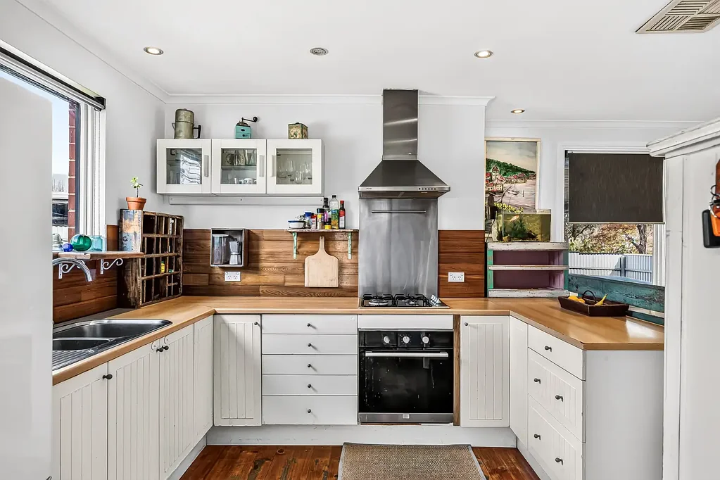 Mount Barker 4房  Rustic hills charm with a self-contained studio on 835sqm of country gardens!