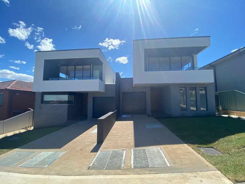 Enjoy Executive living in this 2 storey house!!