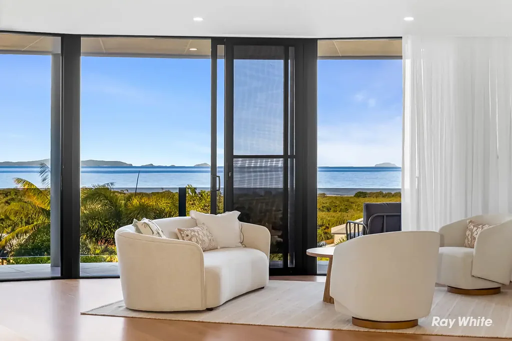 Pacific Heights 4침실 High end Finish, two blocks and sweeping sea views