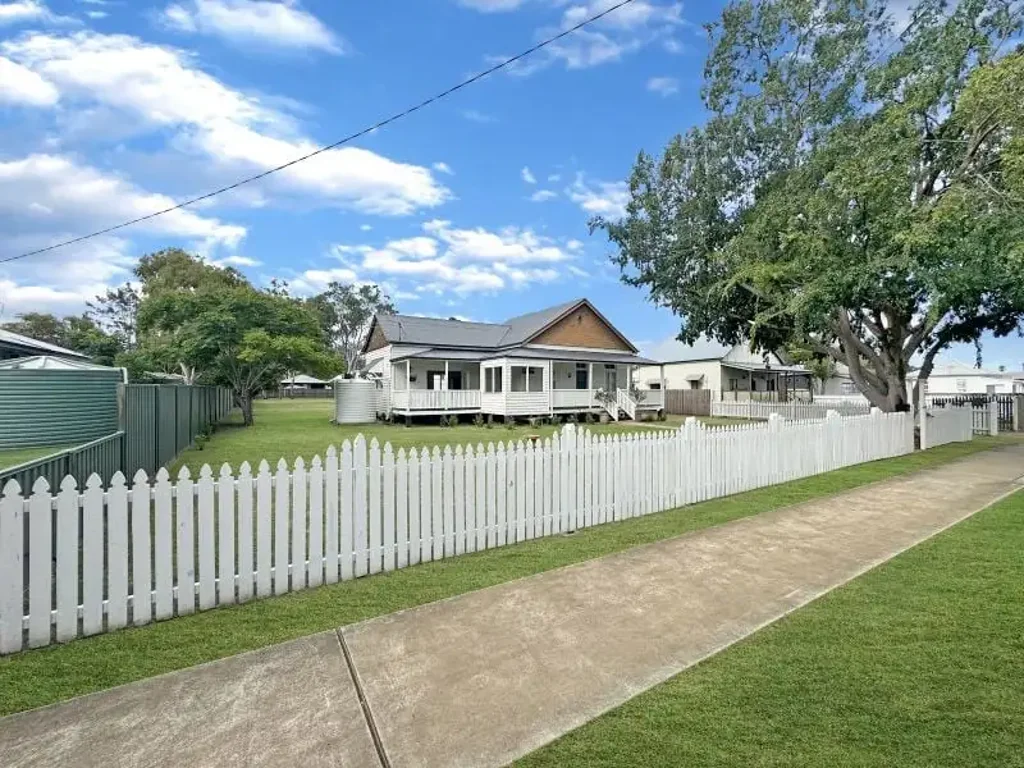 Kingaroy 4ห้องนอน Charm, Style, Size and position. It has it all.