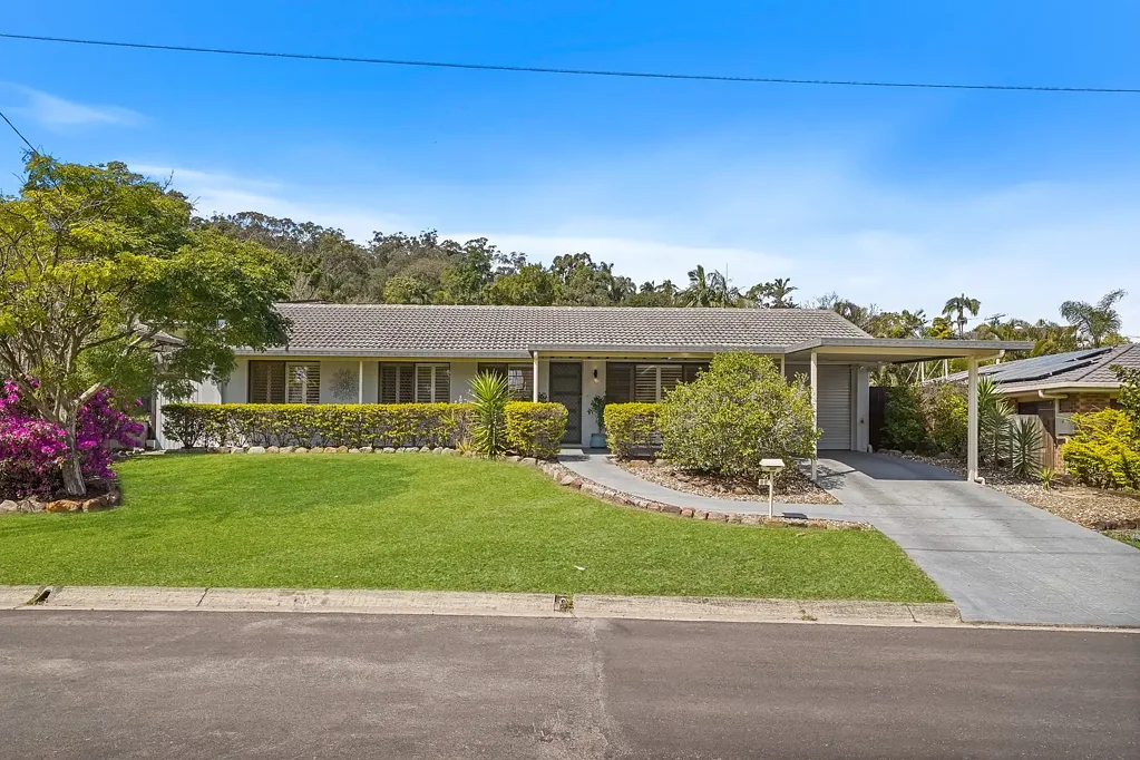 Springwood 3ਬੈੱਡਰੂਮ IMMACULATELY PRESENTED LOW-SET BRICK & TILE FAMILY HOME IN POPULAR LOCATION WITH 705SQM BLOCK!