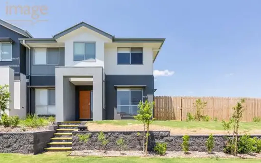 Redbank Plains 3ਬੈੱਡਰੂਮ Modern Townhouse - Corner Block with Lawn, Low Body Corporate Fees