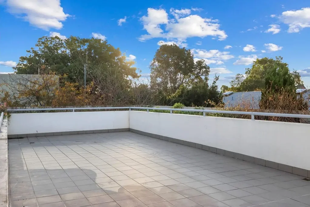 PENTHOUSE STYLE APARTMENT WITH EXPANSIVE TERRACE AND VIEWS
