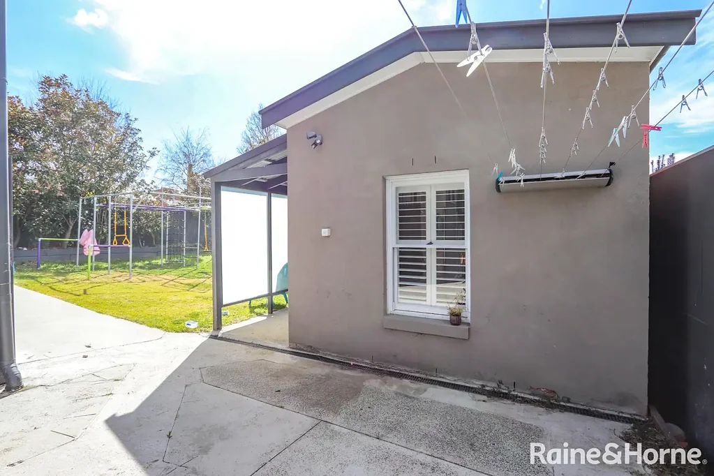 MODERN ONE BEDROOM GRANNY FLAT - ELECRICITY, GAS & WATER INCLUDED Available NOW!!!!