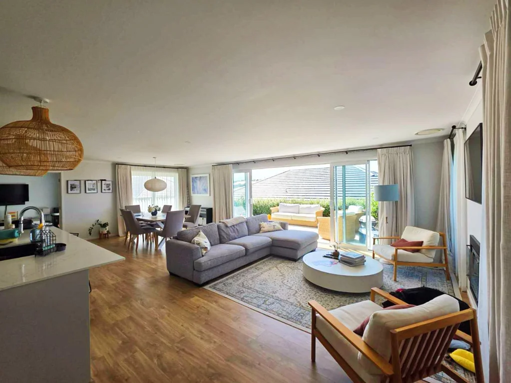 Modern, Spacious Family Home in Popular Paerata Rise